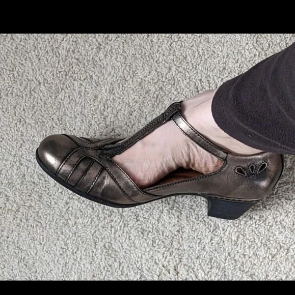 Cobb Hill Angelina T-Strap low heels 7.5W - Picture 2 of 3